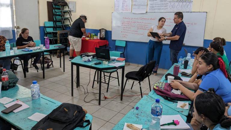 Personal docente en uno de los talleres realizados para aprender sobre el nuevo modelo educativo que se implementará el próximo ciclo escolar.