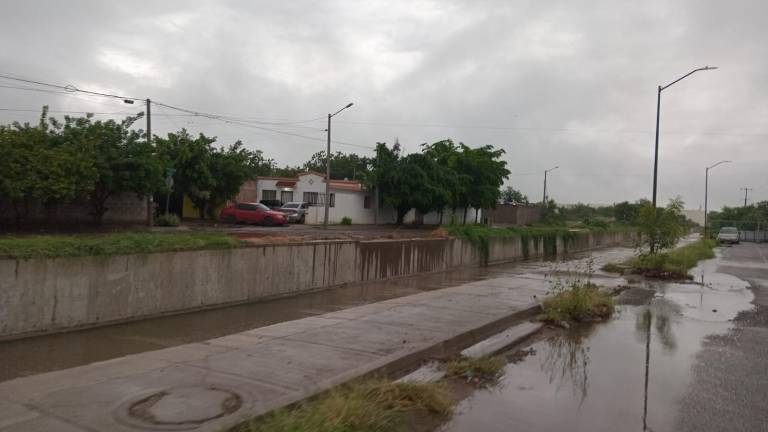 Durante las lluvias del jueves, una persona fue arrastrada en un canal pluvial en Culiacán después de caer con su vehículo.