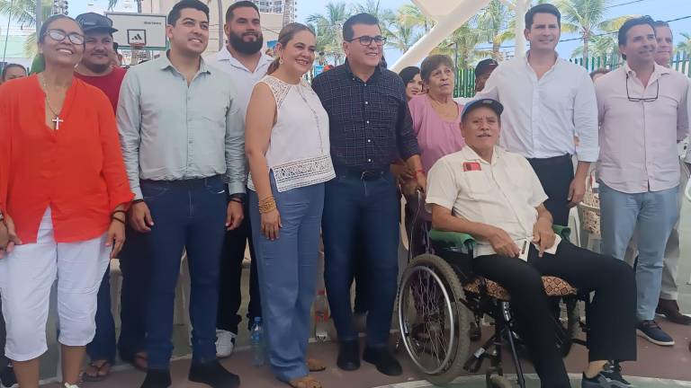 Los apoyos fueron entregados por EL Alcalde de Mazatlán, Édgar González Zataráin, el Secretario de Economía del Estado de Sinaloa, Javier Gaxiola Coppel, entre otros.