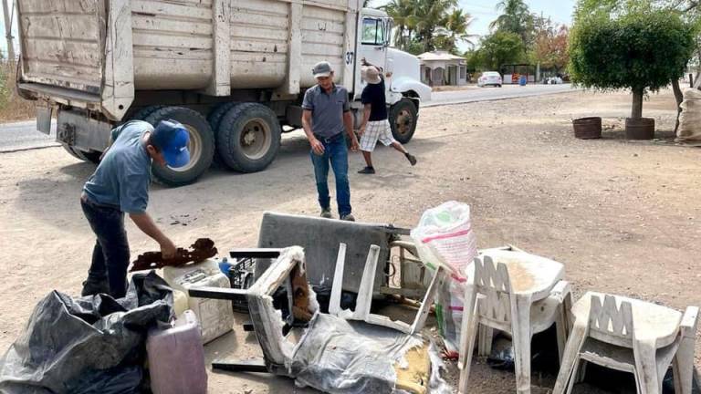 Campaña de eliminación de cacharros en el municipio de Elota para evitar el criadero del mosco transmisor del dengue.