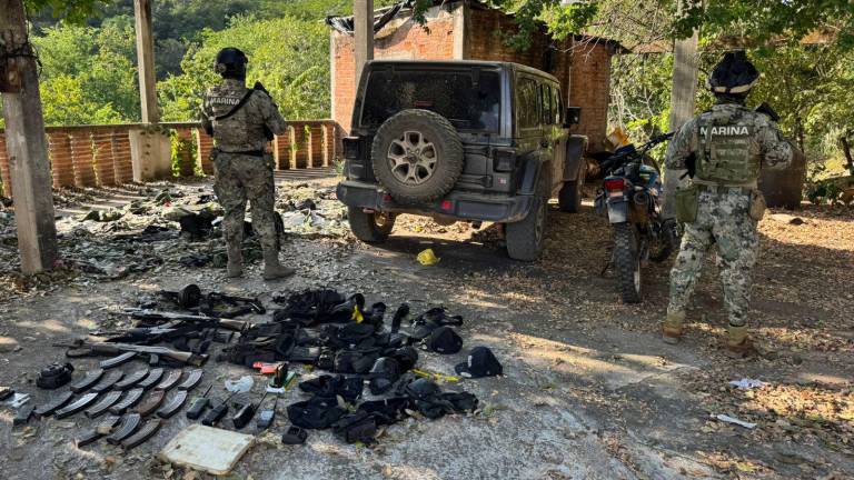 En el recorrido que forma parte de “Sinaloa Seguro”, personal de la Marina encontró una moto, cargadores y cartuchos de diferentes calibres.