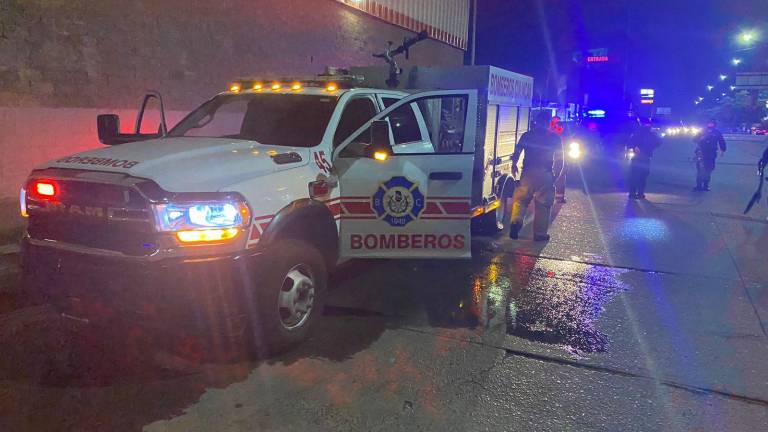 Una unidad de Bomberos Culiacán resultó afectada por ponchallantas arrojados en el bulevar Universitarios.