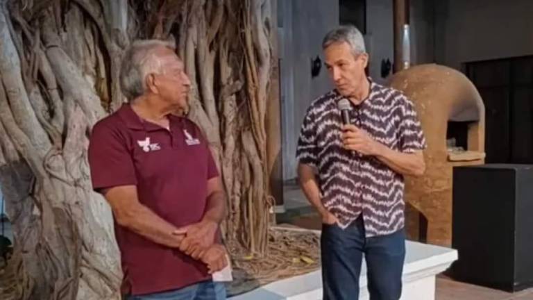 El pintor culiacanense Leo Salgado exhibe la exposición “Transeúntes contra peatones” en el Museo de Arte de Mazatlán. Aquí junto a Miguel Ángel Ramírez Jardines, director del recinto porteño.