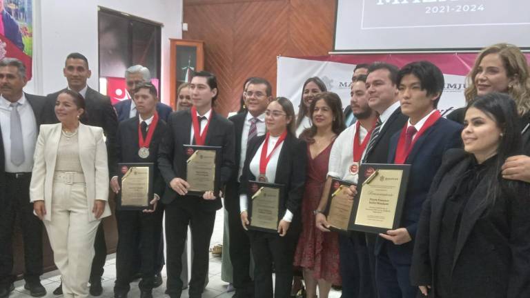 Cinco jóvenes mazatlecos reciben el Premio al Mérito Juvenil 2022.