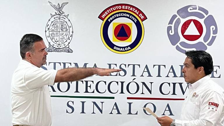 El director de Protección Civil Estatal tomando protesta al nuevo coordinador.