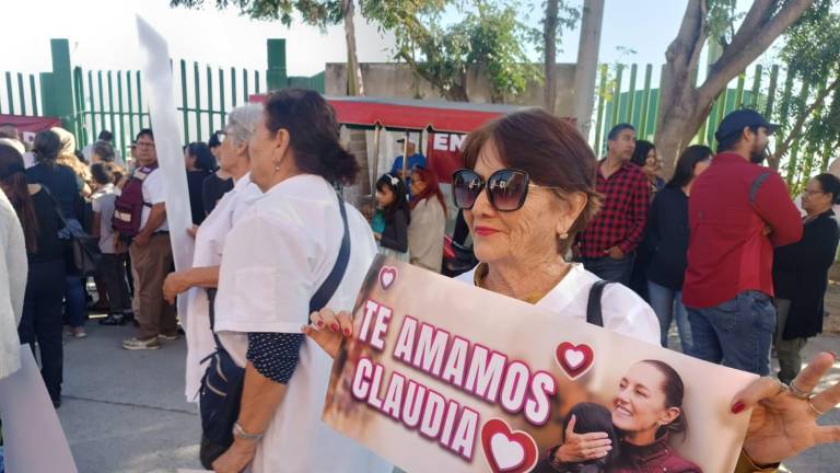 Simpatizantes de Claudia Sheinbaum se reúnen en Mazatlán para expresar su apoyo a la Presidenta, portando pancartas con mensajes a favor.