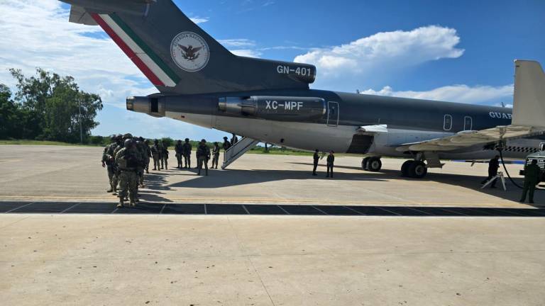 Miembros de las Fuerzas federales llegan a Culiacán a reforzar los operativos de seguridad.