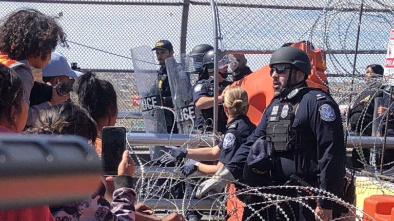 Oficiales de Aduanas y Protección Fronteriza de Estados Unidos colocaron este domingo alambre de púas y barricadas en el puente Paso del Norte para frenar el paso de migrantes.