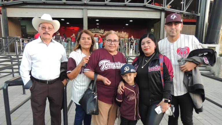 Celebra la afición guinda el triunfo de Tomateros en playoffs