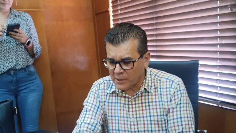 El Alcalde de Mazatlán explica sobre el terreno que buscan recuperar al norte de la ciudad.