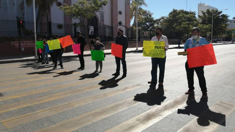 Padres de menores internados en el Pediátrico protestan por falta de medicamentos; cierran la Obregón en Culiacán