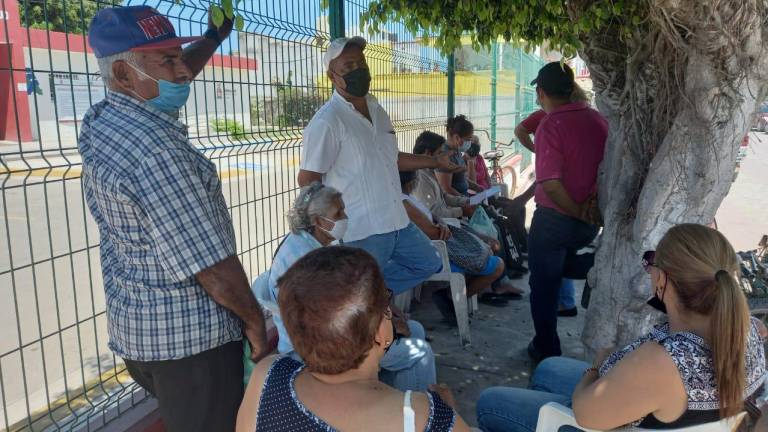 Habitantes de Teacapán durante una de las protestas por el cese de la directora del Centro de Salud.