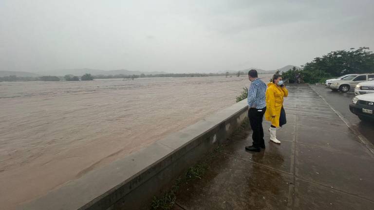 Se realizan nuevas evacuaciones por creciente del río Baluarte en Rosario