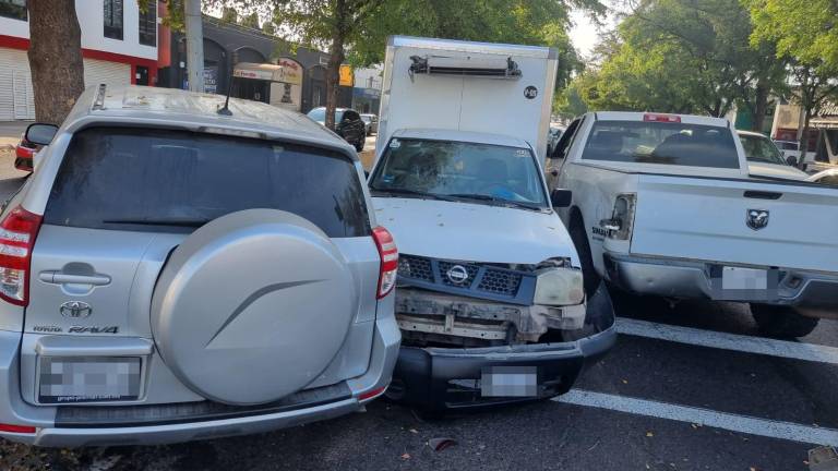 Vehículos involucrados en una carambola registrada la mañana de este miércoles en Culiacán.