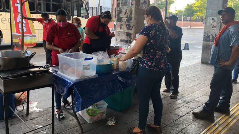 Con las mañanas más frescas, en Culiacán aparecen los primeros puestos de atole y gorditas.