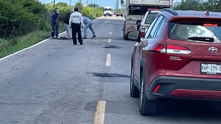 Los trabajos de bacheo se pretenden hacer, tanto en la carretera estatal, como en los entronques de El Palmito del Verde y Cristo Rey.