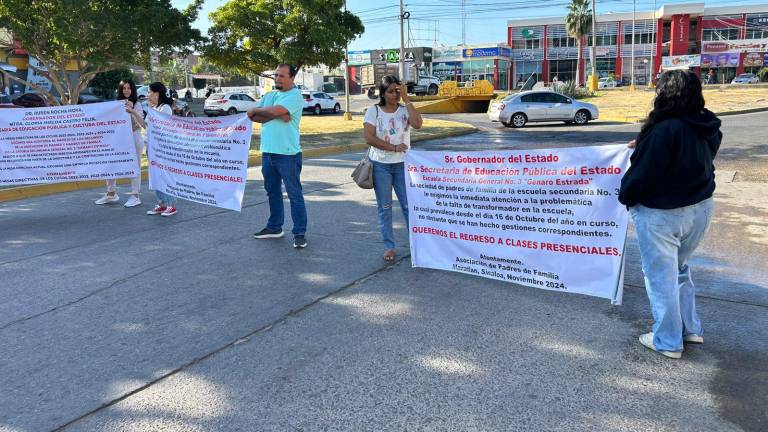 Bloquean Avenida Bicentenario en Mazatlán para demandar electricidad en secundaria