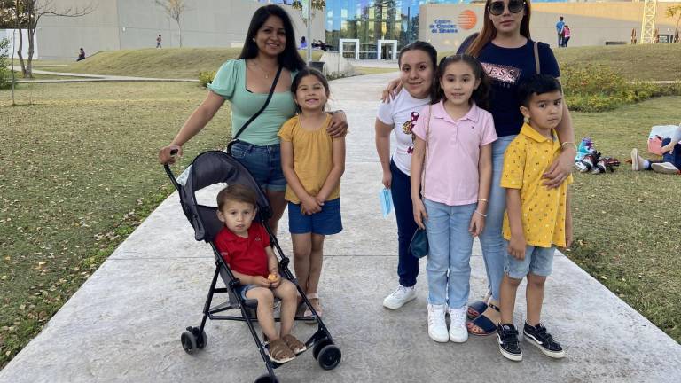 Familias completas acuden a compartir una grata tarde en el Jardín Evolutivo.