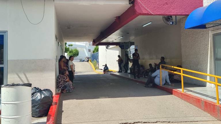 El joven quedó internado en un hospital debido a los golpes que le propinaron varias personas este domingo en la colonia Buenos Aires.