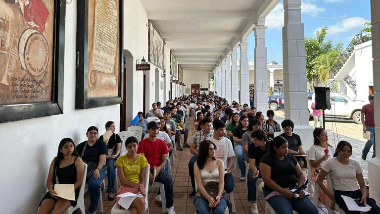 Los estudiantes acudieron a la última entrega de estas becas.