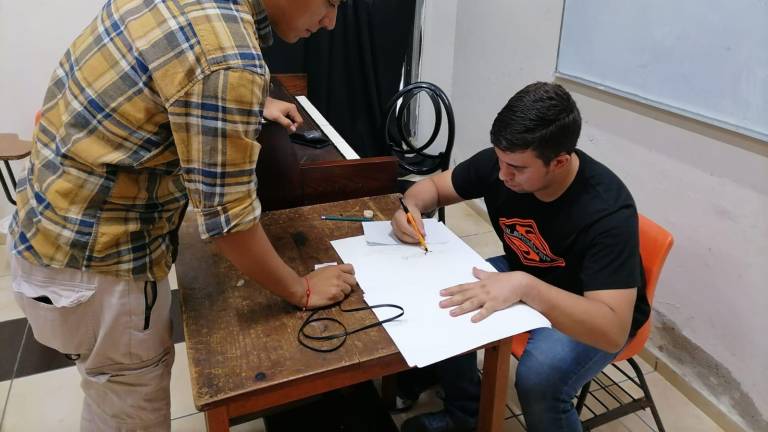 El profesor Jesús Genaro Villar Torres, invita a los jóvenes interesados en los cómics al taller.