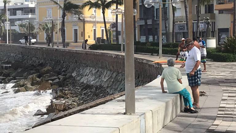 Los transeúntes se apostaron en el muro de Olas Altas.