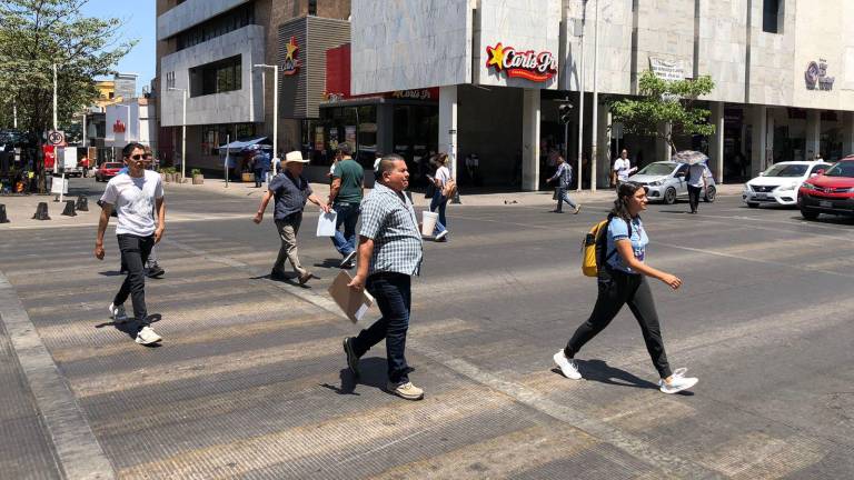 Ante las fuertes temperaturas, es recomendable evitar exponerse por mucho tiempo al sol.