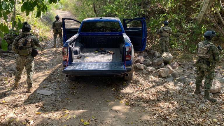 Una de las camionetas aseguradas por parte de la Secretaría de Marina, en Elota.