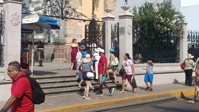 Turistas disfrutan del fin de semana en Mazatlán