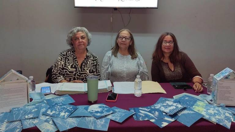 Presenta Martha Romero su libro de artista ‘Casas para un poema’, en Mazatlán