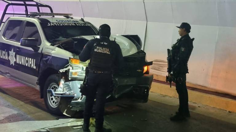 La patrulla circulaba a la altura de la Avenida Álvaro Obregón y Alberto Terrones cuando se impactó contra una camioneta Chevrolet Tahoe.