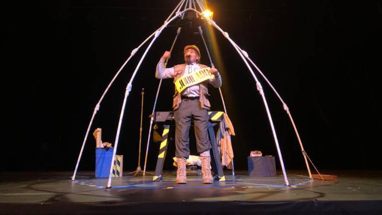 Recrea La Quinta Teatro en el escenario del Socorro Astol, el último periodo de vida de un hombre que a sus 68 años se enfrenta al anuncio de su jubilación.