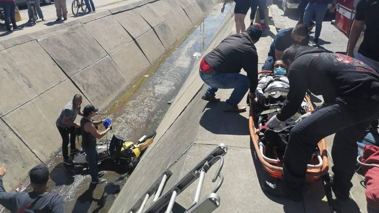 Los cuerpos de rescate acudieron al lugar del accidente para auxiliar a la pareja.