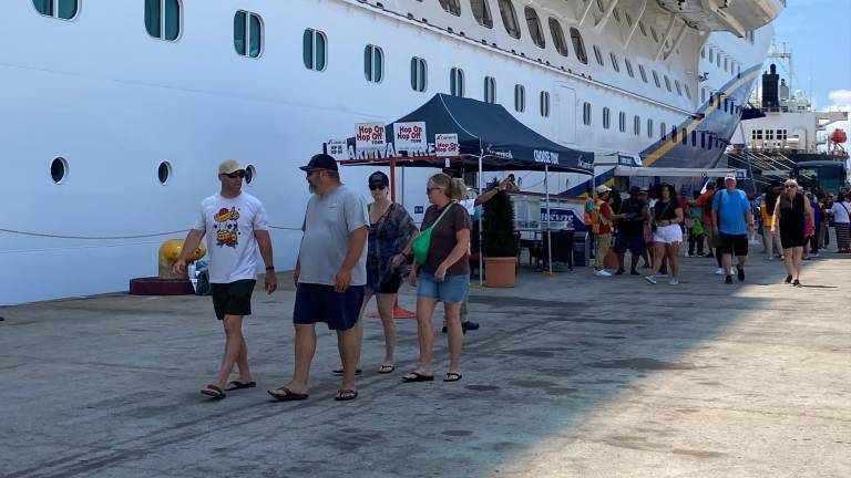 Turistas navieros disfrutan de Mazatlán.