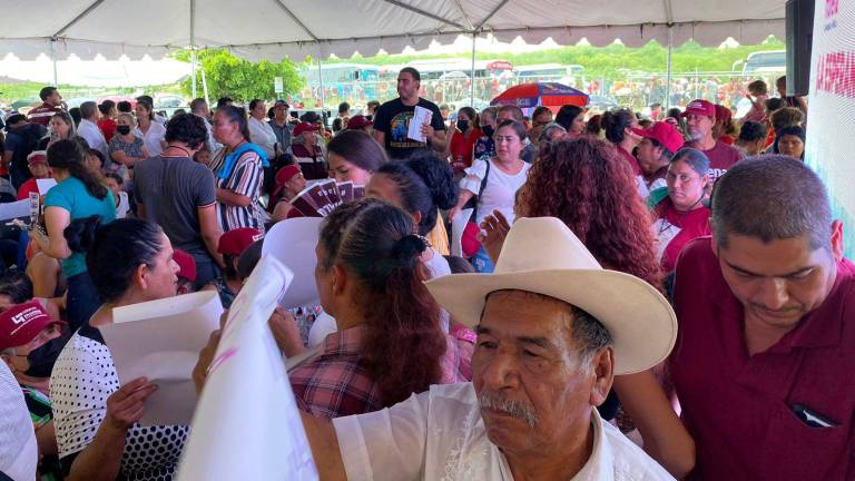 Cientos de personas se aglomeran en el evento dentro y fuera del salón Figlostase, lo que ha causado algunos altercados.