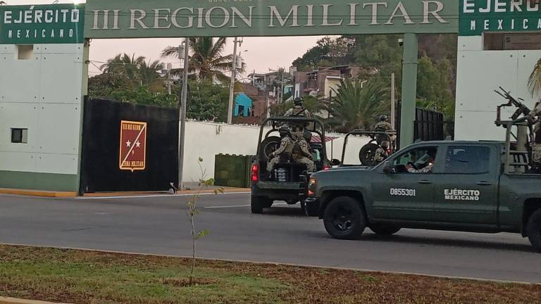 Varias unidades con elementos del Ejército y la Guardia Nacional han arribado este domingo a la Tercera Región Militar, en Mazatlán.