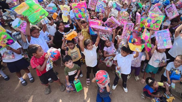 Reciben niños y niñas de Rosario regalos navideños con anticipación