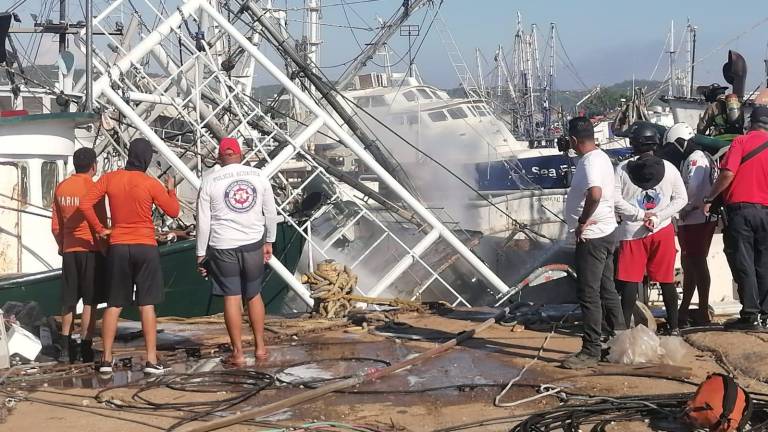 Explosión de tanque ocasiona incendio y hundimiento de un barco camaronero