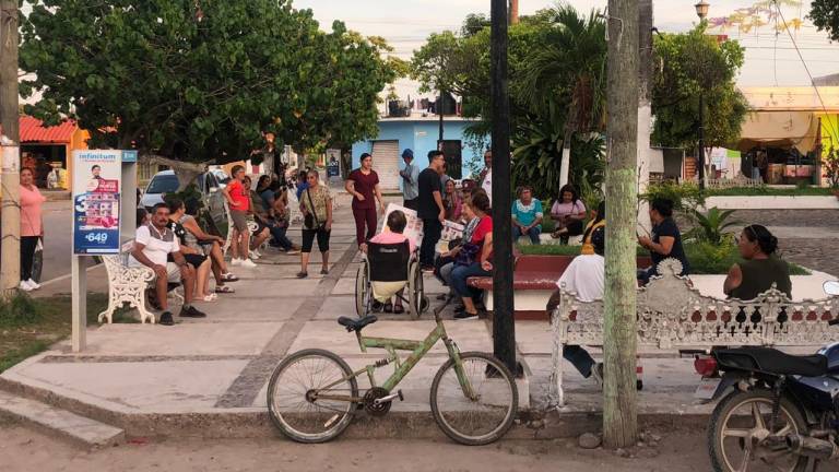 Pobladores de Palmito del Verde, Cristo Rey y Teacapán se reunieron la tarde del martes para ponerse de acuerdo para denunciar la situación de los apagones y del bajo voltaje.