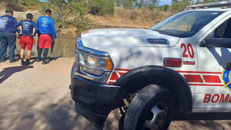 El vehículo fue hallado sobre el canal San Lorenzo, dentro del ejido de Huizaches, en Culiacán.