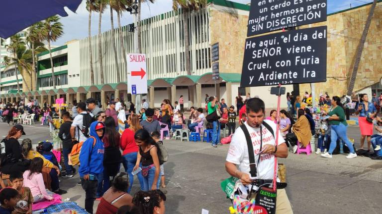 Protestantes cristianos advierten sobre los pecados a asistentes del último día de Carnaval