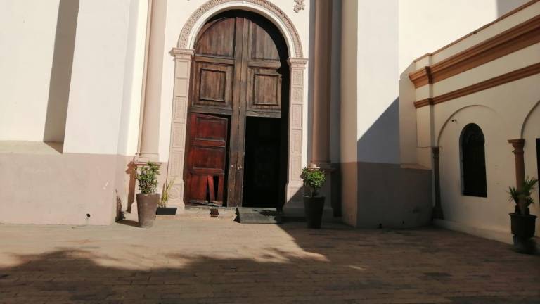 Puerta de la Catedral de Culiacán que fue dañada para ingresar a robar y a hacer desmanes.