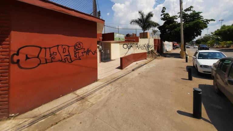 La fachada del Jardín de Niños Jesús García Corona, en la Colonia 12 de mayo, está grafiteado.