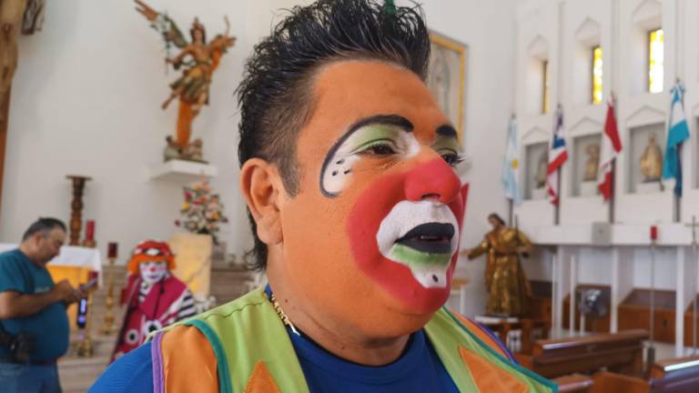 El payaso “Espaguety Jr.” y otros miembros de la Asociación de Payasos de Mazatlán luchan contra la baja en eventos debido a la violencia en Sinaloa.