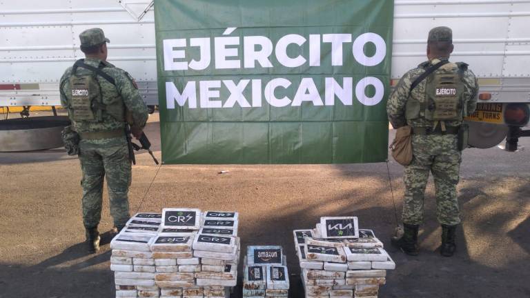 Dentro de los tractocamiones localizaron 200 paquetes con presunta cocaína.