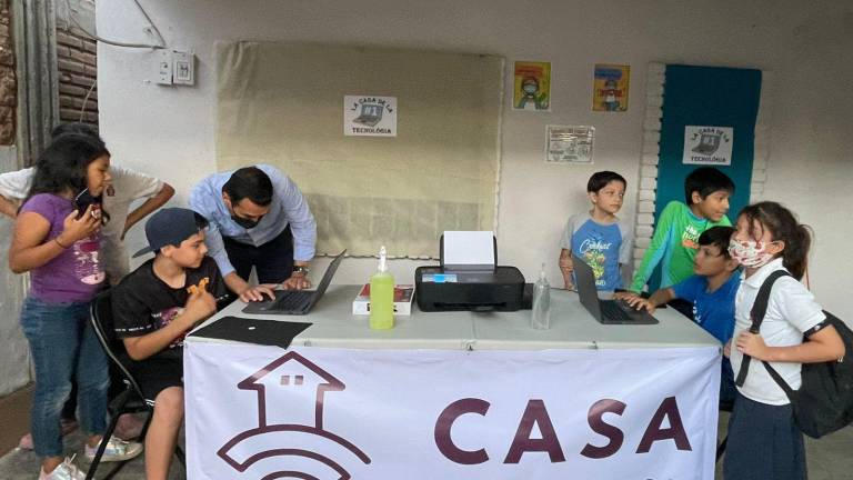 Niños y niñas conociendo la Casa Tecnológica