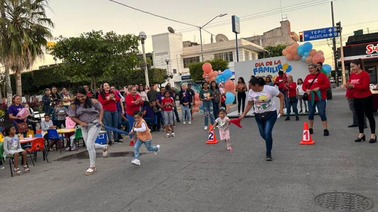 Niños y adultos asistentes participaron en distintas dinámicas.