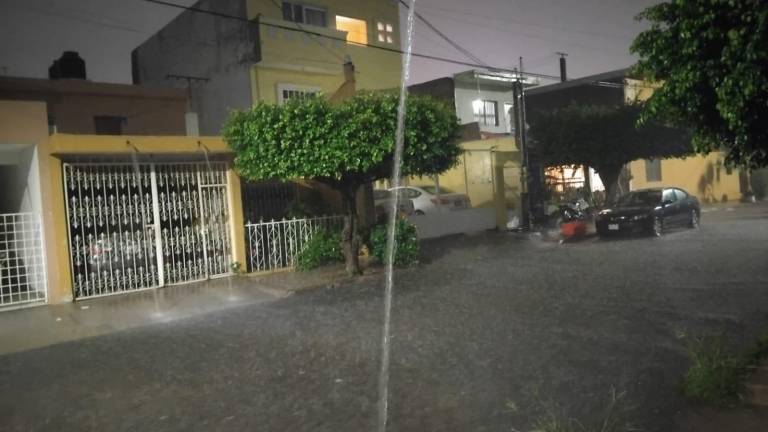 Cae fuerte lluvia con relámpagos y truenos la noche de este martes en Mazatlán