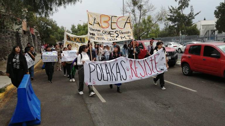 La tarde de este martes se realizó una protesta en la UNAM por la suspensión de recursos para la beca Elisa Acuña.