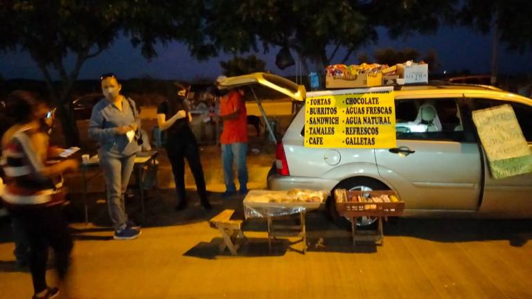 Las personas se ubican en el camellón frente al hospital.